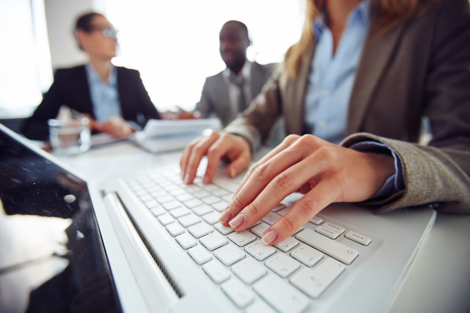 Equipo de karfeljinlara trabajando en soluciones financieras digitales