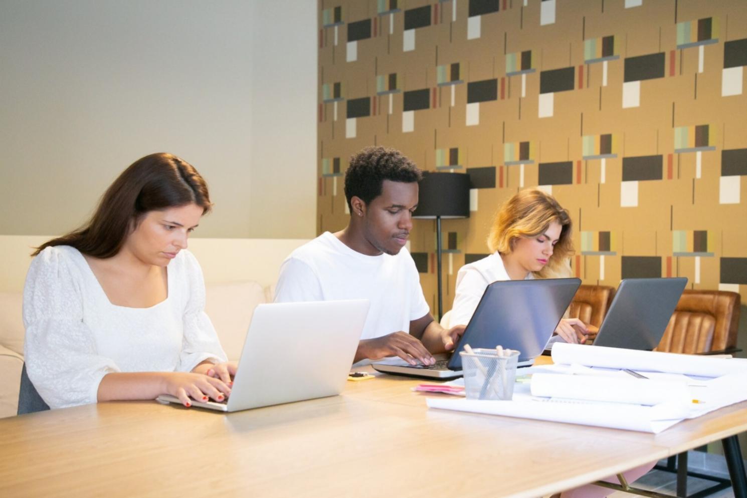 Estudiantes trabajando en ejercicios de presupuesto digital