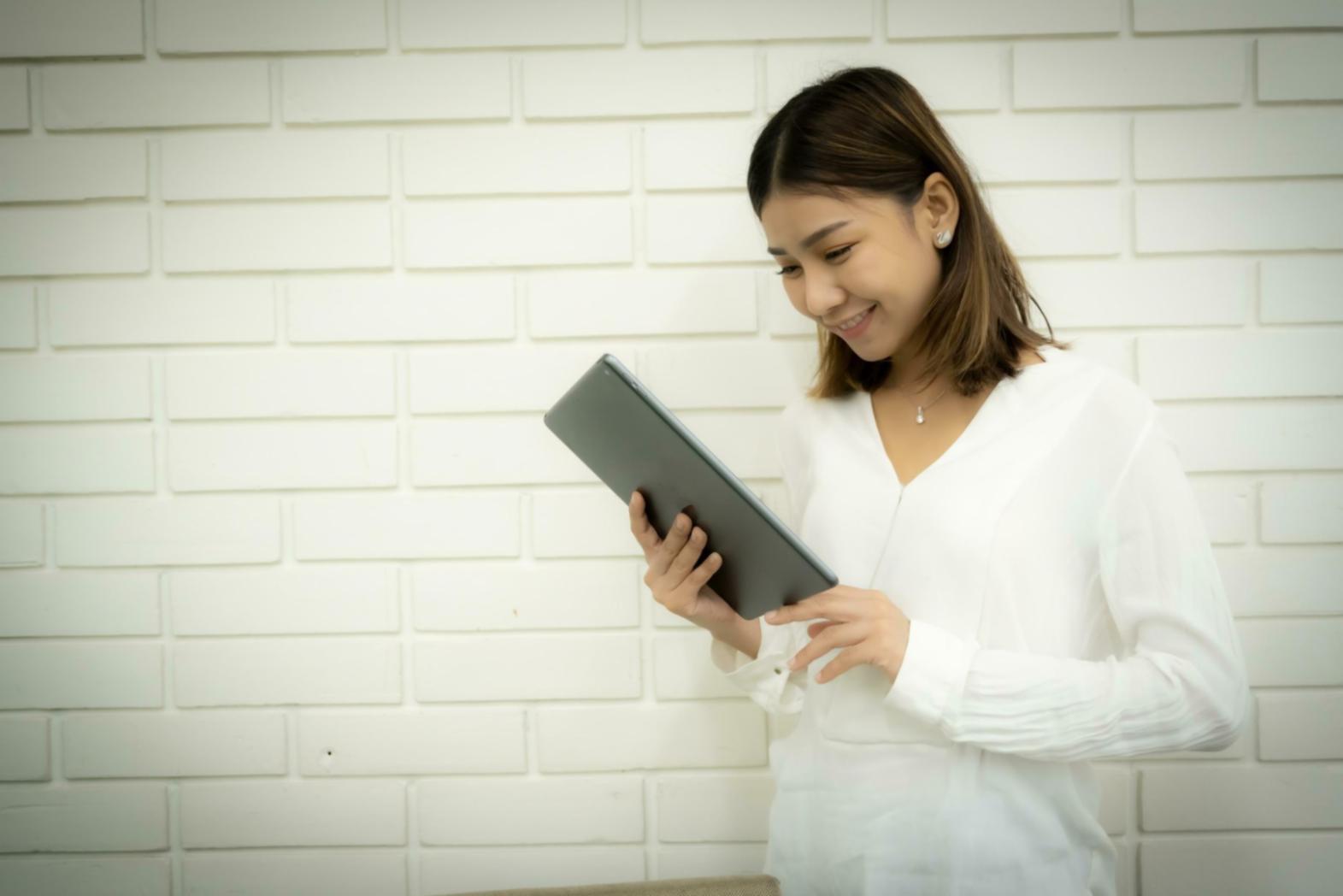 Persona usando smartphone para revisar presupuesto personal