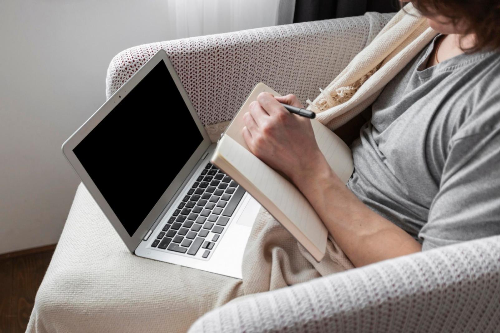 Estudiantes trabajando con herramientas digitales de presupuesto